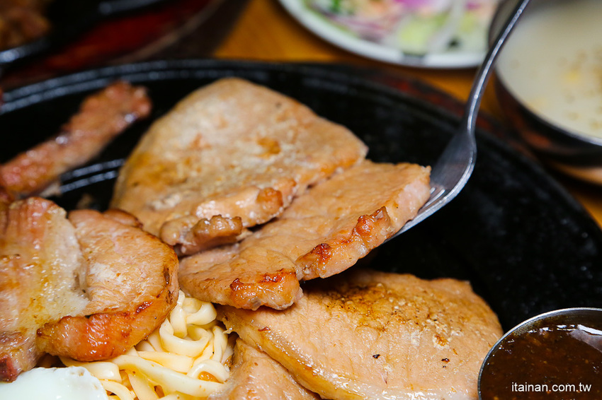 台南超人氣大份量平價牛排店!「19House炙燒牛排仁德店」加麵加飯不加價、超多主餐可選擇、歡樂吧無限! - 台南好Food遊