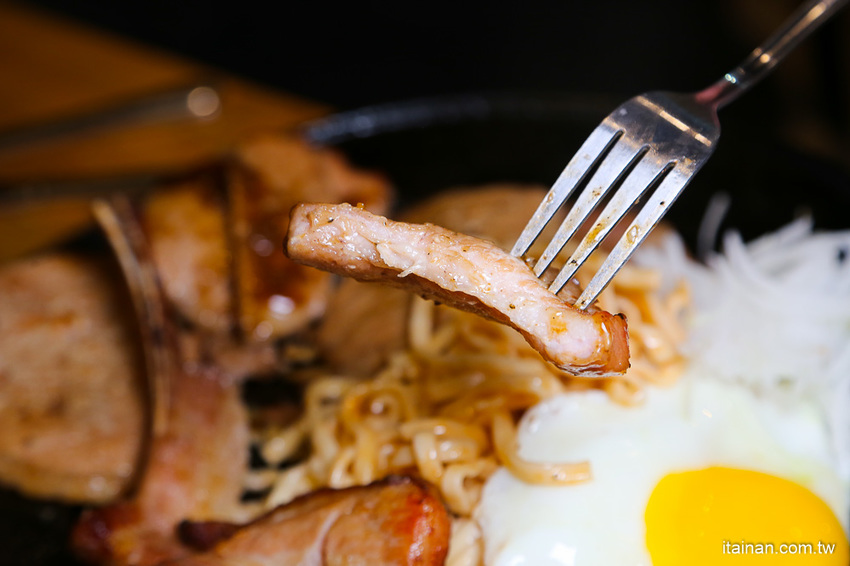 台南超人氣大份量平價牛排店!「19House炙燒牛排仁德店」加麵加飯不加價、超多主餐可選擇、歡樂吧無限! - 台南好Food遊