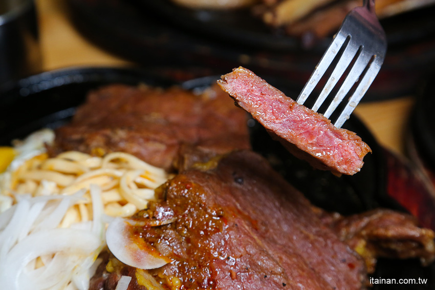 台南超人氣大份量平價牛排店!「19House炙燒牛排仁德店」加麵加飯不加價、超多主餐可選擇、歡樂吧無限! - 台南好Food遊