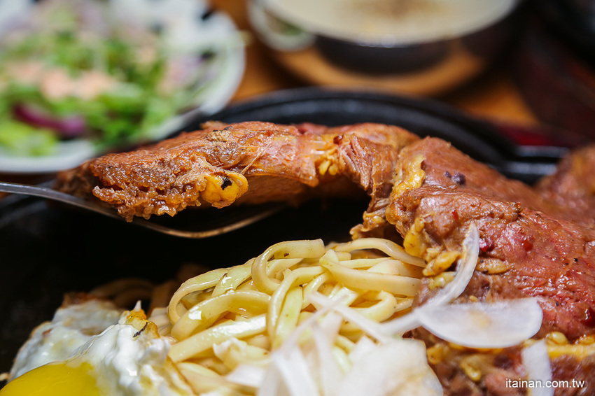 台南超人氣大份量平價牛排店!「19House炙燒牛排仁德店」加麵加飯不加價、超多主餐可選擇、歡樂吧無限! - 台南好Food遊