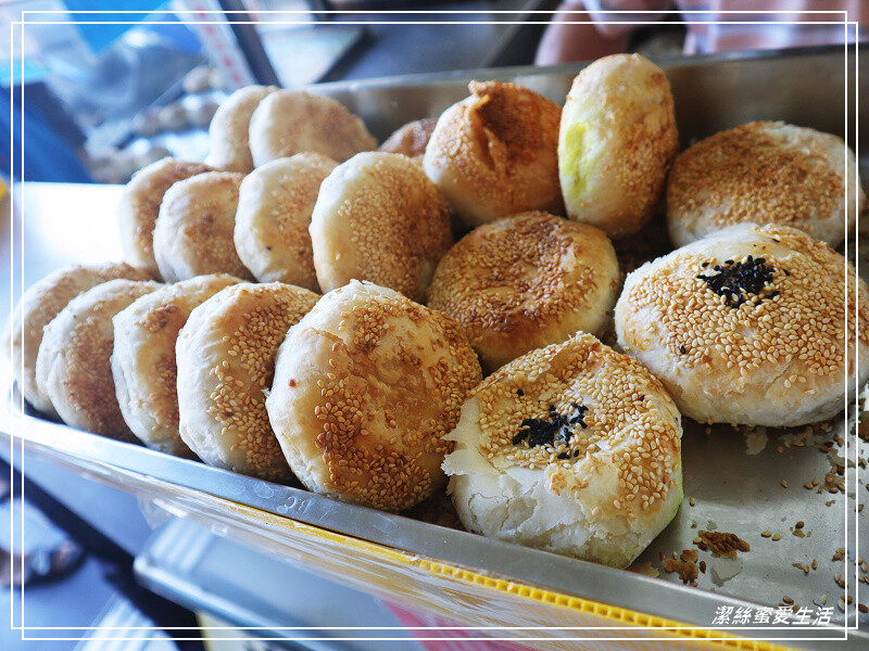 三赫燒餅-台南永康/狂掉芝麻~招牌老麵蔥燒餅必點!大排長龍也甘願等待