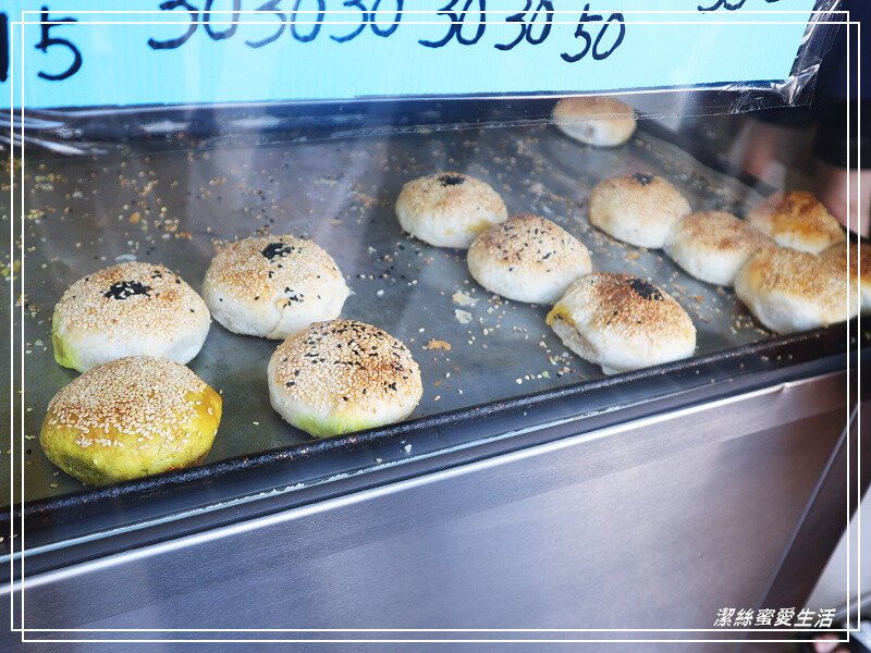 三赫燒餅-台南永康/狂掉芝麻~招牌老麵蔥燒餅必點!大排長龍也甘願等待