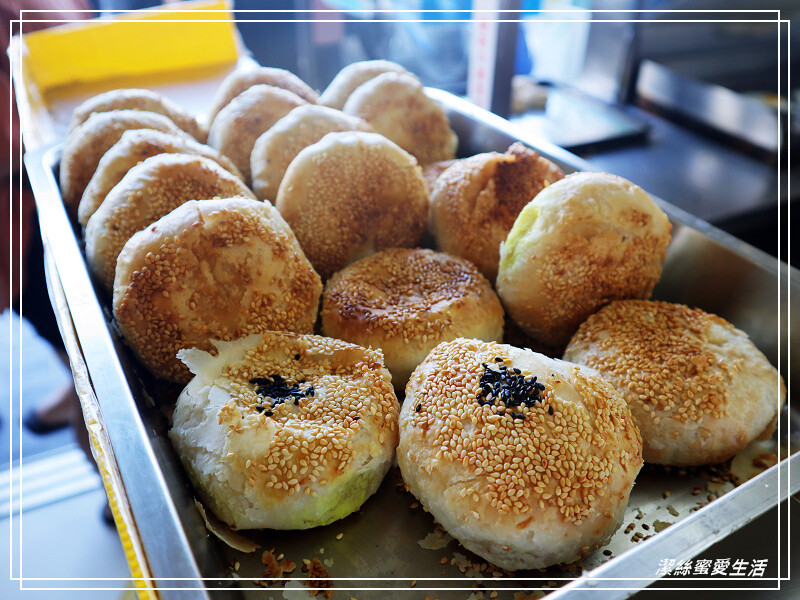 三赫燒餅-台南永康/狂掉芝麻~招牌老麵蔥燒餅必點!大排長龍也甘願等待