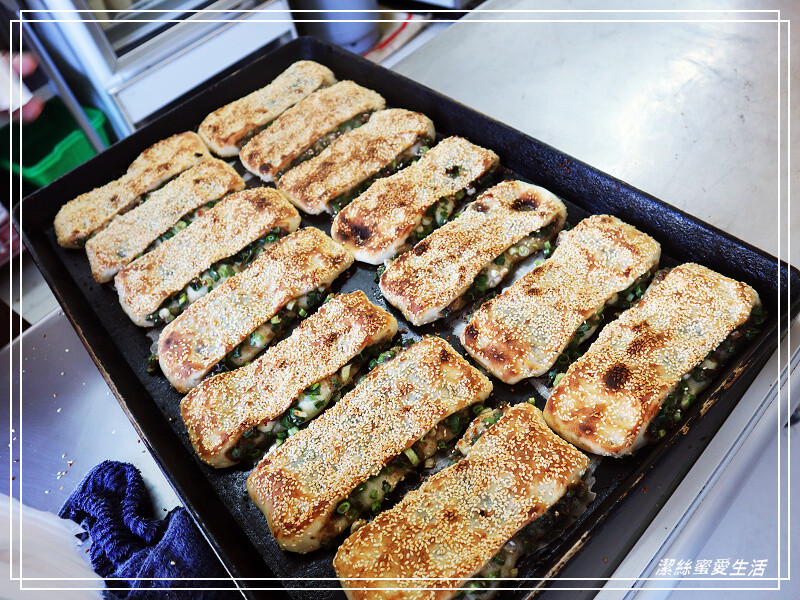 三赫燒餅-台南永康/狂掉芝麻~招牌老麵蔥燒餅必點!大排長龍也甘願等待