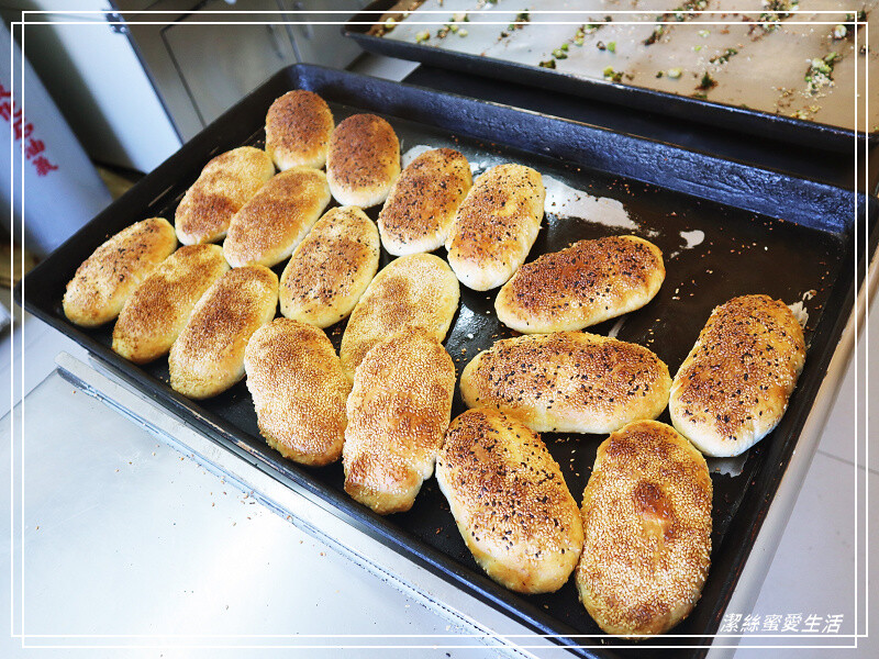 三赫燒餅-台南永康/狂掉芝麻~招牌老麵蔥燒餅必點!大排長龍也甘願等待
