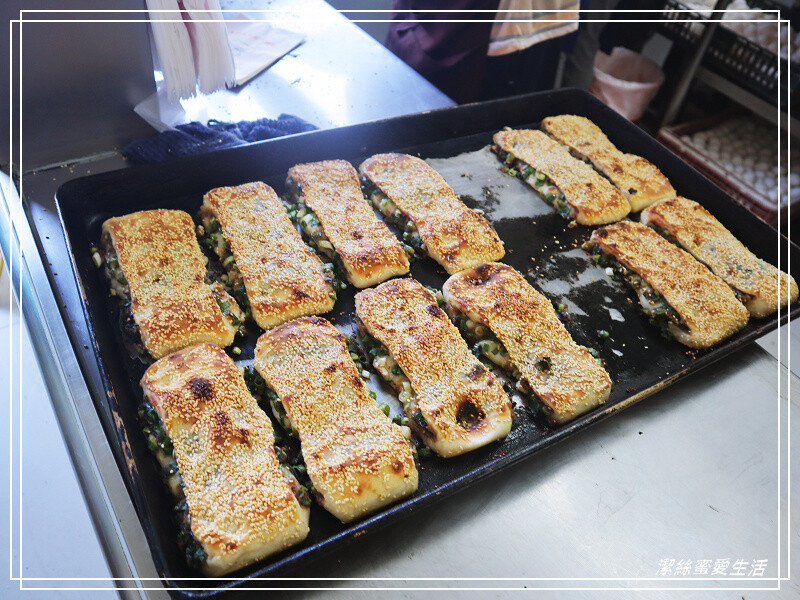 三赫燒餅-台南永康/狂掉芝麻~招牌老麵蔥燒餅必點!大排長龍也甘願等待