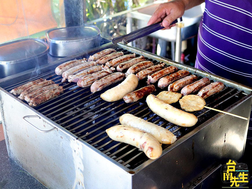 台南大腸香腸／使用木炭烘烤香氣撲鼻／傳統古早味飄香將近20年／純手工自製香腸／在地人的下午茶／藏身小街道沒有觀光客／老饕帶路隱藏版美食