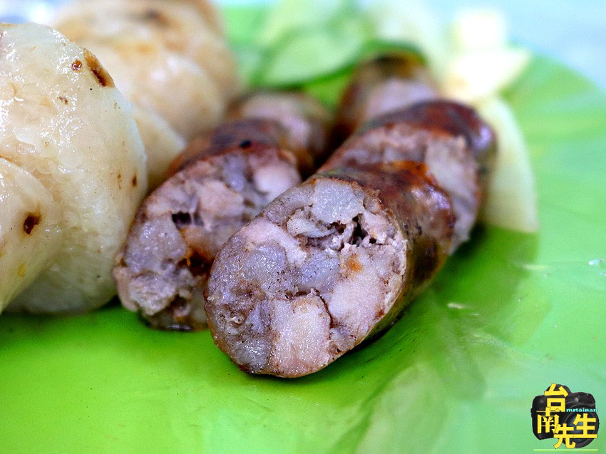 台南大腸香腸／使用木炭烘烤香氣撲鼻／傳統古早味飄香將近20年／純手工自製香腸／在地人的下午茶／藏身小街道沒有觀光客／老饕帶路隱藏版美食