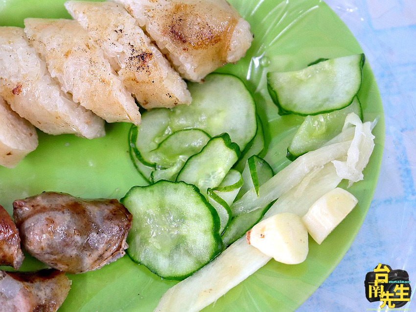 台南大腸香腸／使用木炭烘烤香氣撲鼻／傳統古早味飄香將近20年／純手工自製香腸／在地人的下午茶／藏身小街道沒有觀光客／老饕帶路隱藏版美食