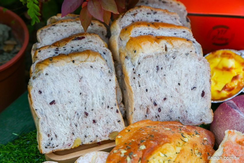 台南麵包烘焙|湖美社區巷弄間的車庫烘焙坊,職人手作烘焙!質感滿分的「V17手感烘焙坊」 - 台南好Food遊