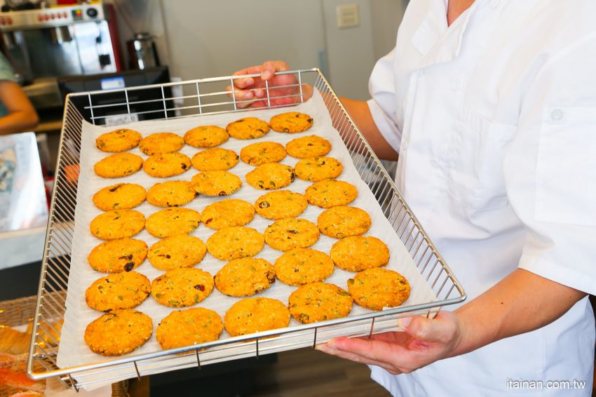 台南麵包烘焙|湖美社區巷弄間的車庫烘焙坊,職人手作烘焙!質感滿分的「V17手感烘焙坊」 - 台南好Food遊