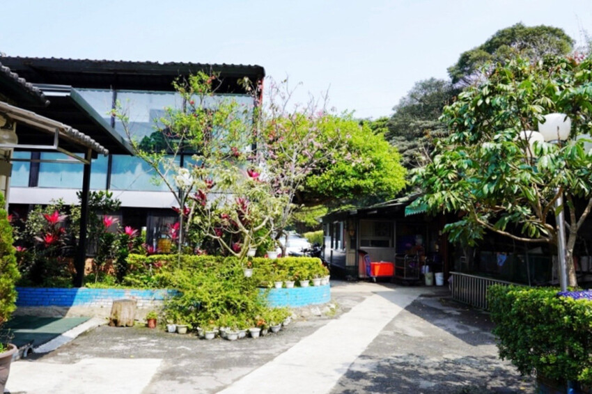 虎頭山土雞城｜2024玻璃屋土雞城！佔地近2000坪！海鮮芋頭米粉鍋超大盆 @艾瑪  吃喝玩樂札記