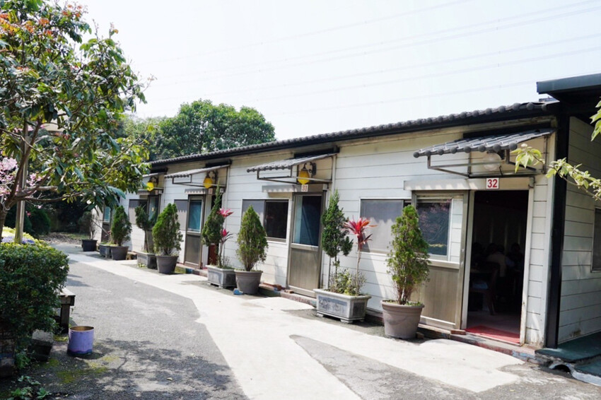 虎頭山土雞城｜2024玻璃屋土雞城！佔地近2000坪！海鮮芋頭米粉鍋超大盆 @艾瑪  吃喝玩樂札記