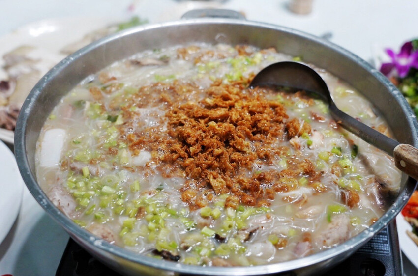 虎頭山土雞城｜2024玻璃屋土雞城！佔地近2000坪！海鮮芋頭米粉鍋超大盆 @艾瑪  吃喝玩樂札記