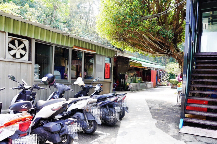 虎頭山土雞城｜2024玻璃屋土雞城！佔地近2000坪！海鮮芋頭米粉鍋超大盆 @艾瑪  吃喝玩樂札記