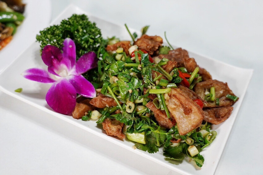 虎頭山土雞城｜2024玻璃屋土雞城！佔地近2000坪！海鮮芋頭米粉鍋超大盆 @艾瑪  吃喝玩樂札記