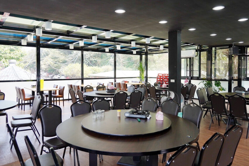 虎頭山土雞城｜2024玻璃屋土雞城！佔地近2000坪！海鮮芋頭米粉鍋超大盆 @艾瑪  吃喝玩樂札記