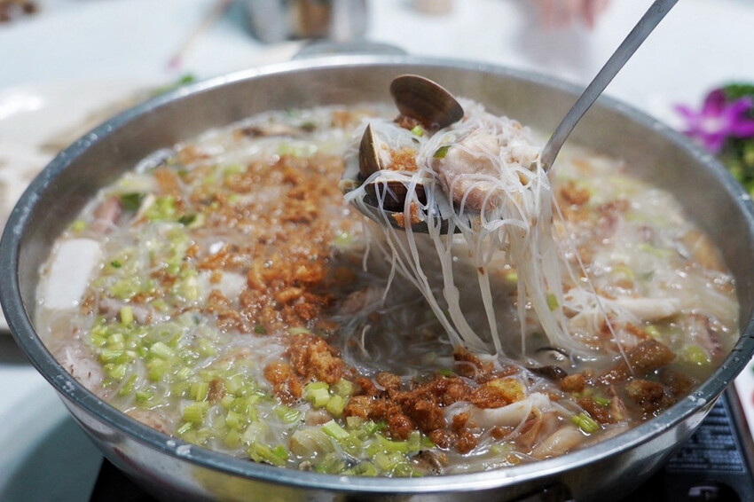 虎頭山土雞城｜2024玻璃屋土雞城！佔地近2000坪！海鮮芋頭米粉鍋超大盆 @艾瑪  吃喝玩樂札記