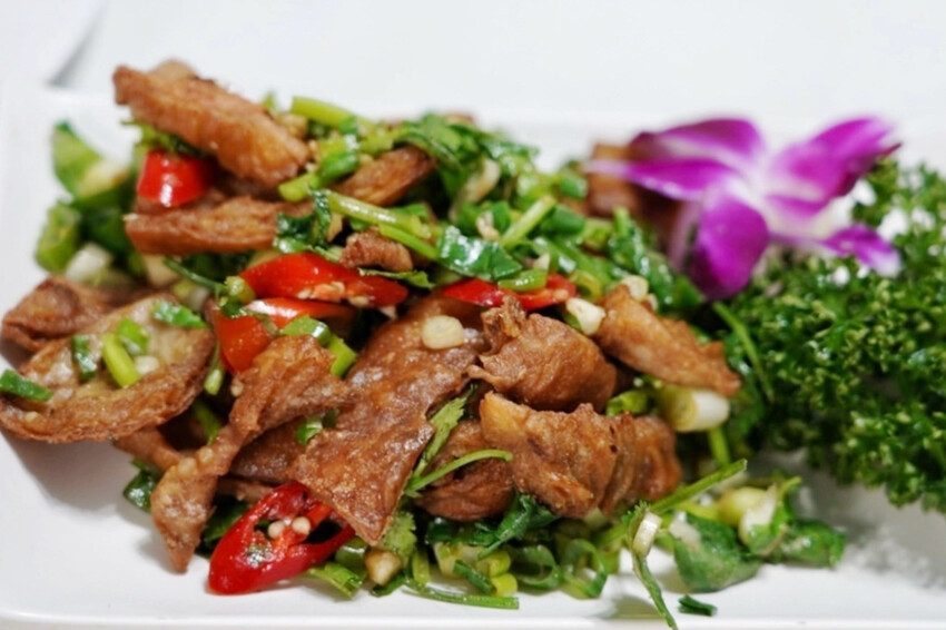 虎頭山土雞城｜2024玻璃屋土雞城！佔地近2000坪！海鮮芋頭米粉鍋超大盆 @艾瑪  吃喝玩樂札記