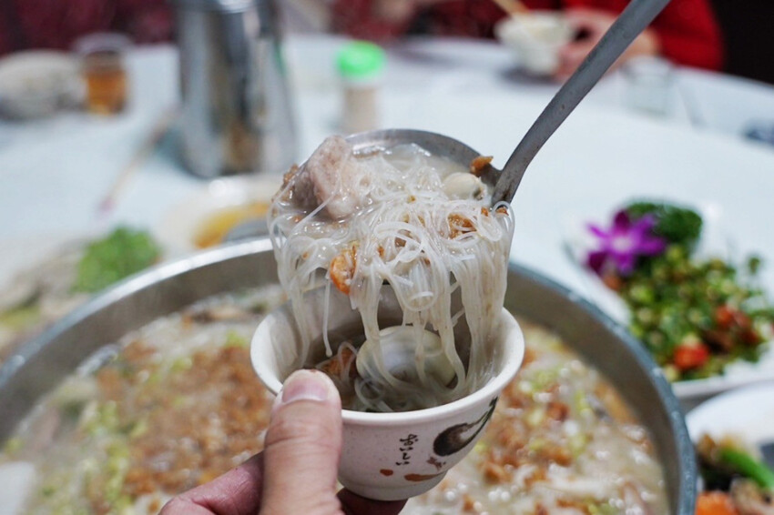 虎頭山土雞城｜2024玻璃屋土雞城！佔地近2000坪！海鮮芋頭米粉鍋超大盆 @艾瑪  吃喝玩樂札記