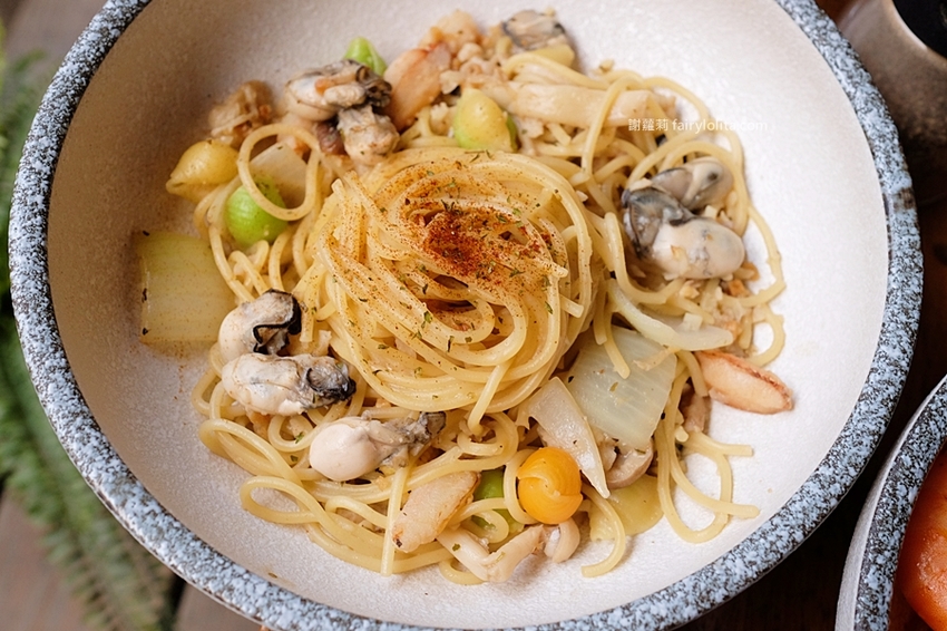 蒜酒李 Pasta&Beer。只要170元!澎湃海鮮用料整碗舖滿滿,首創義大利麵結合精釀啤酒,全桃園第一家! @蹦啾♥謝蘿莉 La vie heureuse