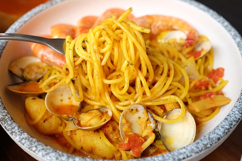 蒜酒李 Pasta&Beer。只要170元!澎湃海鮮用料整碗舖滿滿,首創義大利麵結合精釀啤酒,全桃園第一家! @蹦啾♥謝蘿莉 La vie heureuse