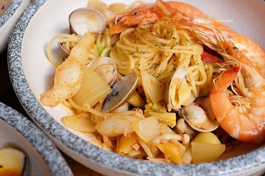 蒜酒李 Pasta&Beer。只要170元!澎湃海鮮用料整碗舖滿滿,首創義大利麵結合精釀啤酒,全桃園第一家! @蹦啾♥謝蘿莉 La vie heureuse