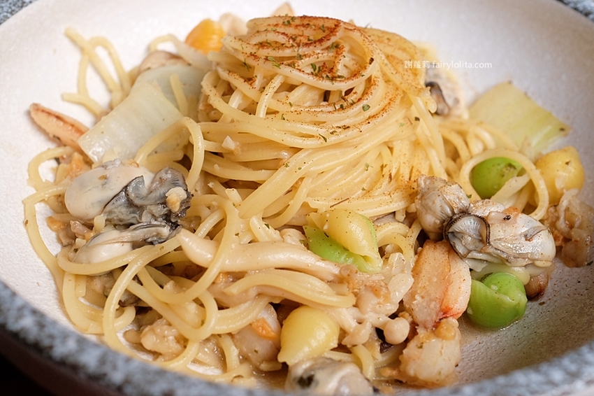 蒜酒李 Pasta&Beer。只要170元!澎湃海鮮用料整碗舖滿滿,首創義大利麵結合精釀啤酒,全桃園第一家! @蹦啾♥謝蘿莉 La vie heureuse