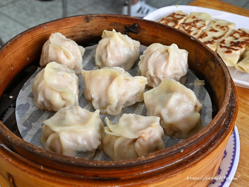 翡翠麵食館|學生們的愛店,每到用餐時間都爆多人的麵食館,超大份量,吃完會讓你飽到不要不要~