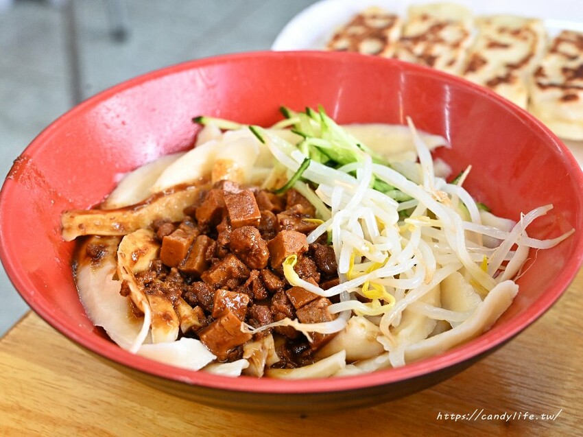 翡翠麵食館|學生們的愛店,每到用餐時間都爆多人的麵食館,超大份量,吃完會讓你飽到不要不要~