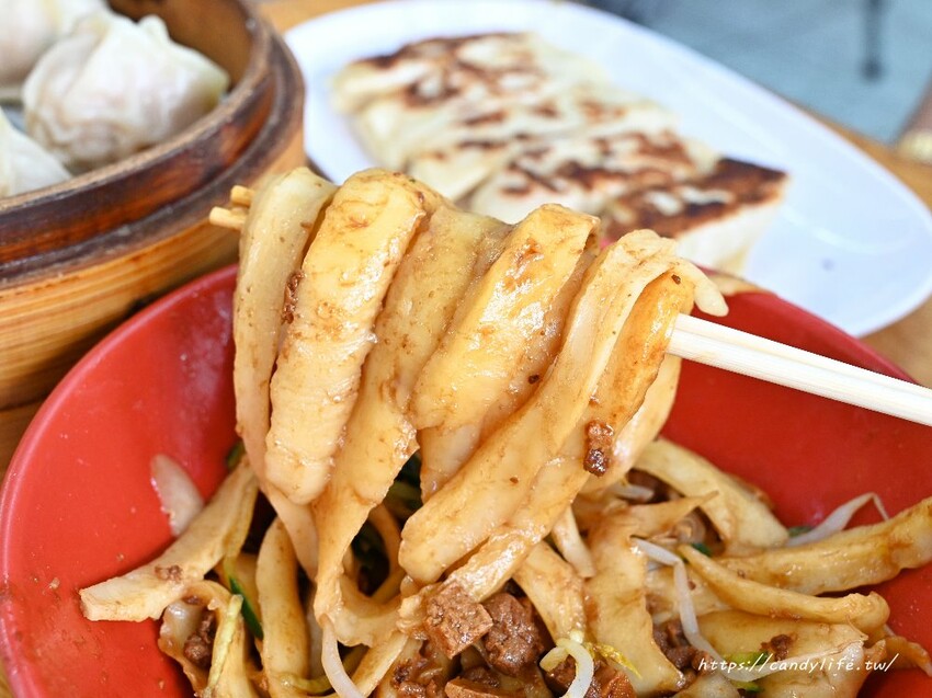 翡翠麵食館|學生們的愛店,每到用餐時間都爆多人的麵食館,超大份量,吃完會讓你飽到不要不要~