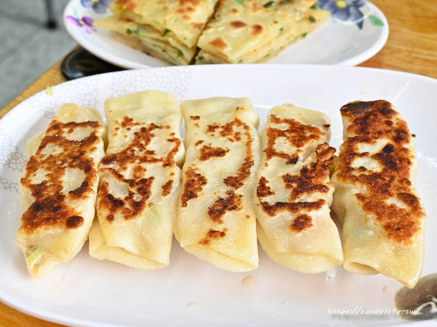 翡翠麵食館|學生們的愛店,每到用餐時間都爆多人的麵食館,超大份量,吃完會讓你飽到不要不要~