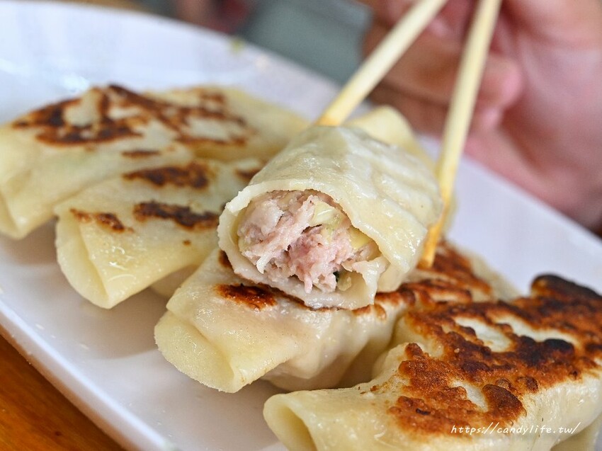 翡翠麵食館|學生們的愛店,每到用餐時間都爆多人的麵食館,超大份量,吃完會讓你飽到不要不要~