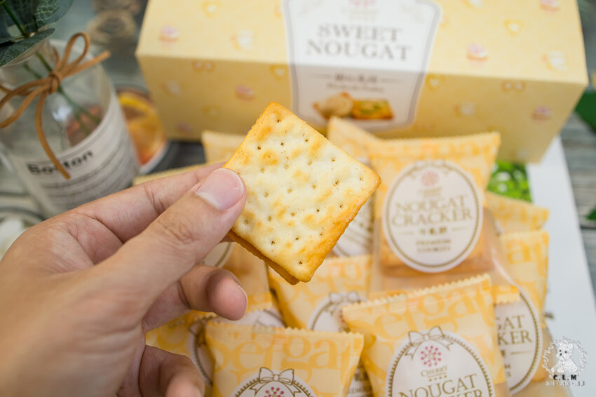 櫻桃爺爺砂糖橘甜心乳佳禮盒|宅配美食食記|牛軋糖遇到砂糖橘甜心,並透過蘇打餅讓兩緊緊結合,三人蹦出獨特好滋味,特色餅乾推薦 - 卡爾茗 C.L.M.