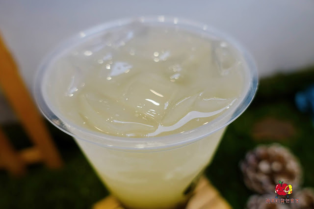 [食記] 新竹東區-墨耳木耳飲品｜新竹店  木耳檸檬新鮮健康 蘆薈羅勒籽寒天晶球口感三重奏 有果肉的多多百香 珍珠紅茶拿鐵香醇軟Q