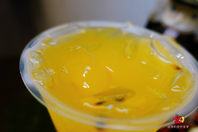 [食記] 新竹東區-墨耳木耳飲品｜新竹店  木耳檸檬新鮮健康 蘆薈羅勒籽寒天晶球口感三重奏 有果肉的多多百香 珍珠紅茶拿鐵香醇軟Q