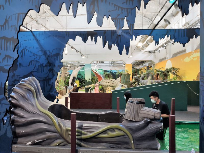 侏羅紀恐龍水世界 獨木舟