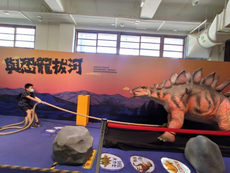 侏羅紀恐龍水世界 恐龍拔河