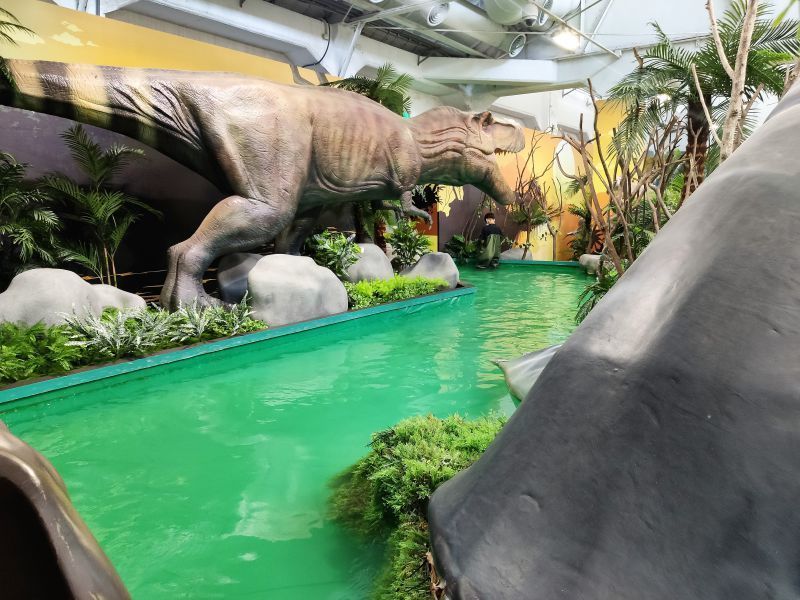 侏羅紀恐龍水世界 行駛中