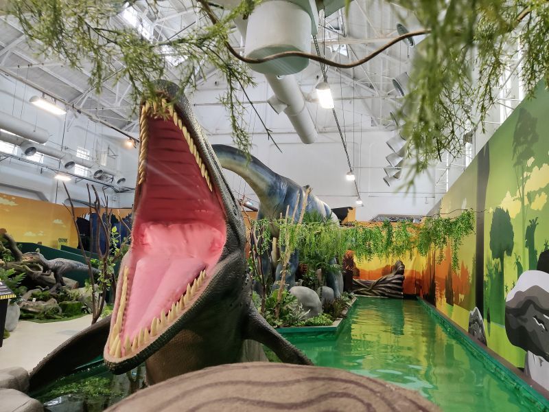 侏羅紀恐龍水世界 行駛中