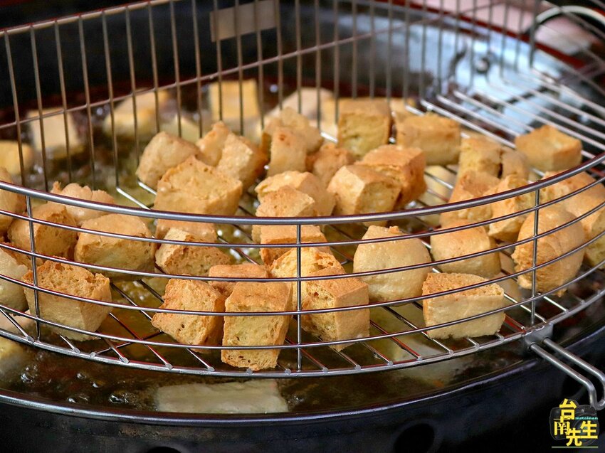 台南臭豆腐／無招牌無店名飄香近30年／一週只賣4天／下午才營業只賣3.5小時／限量供應賣完提早收／生意好到要發號碼牌／在地人從小吃到大／價格親民超佛心