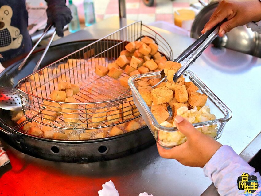 台南臭豆腐／無招牌無店名飄香近30年／一週只賣4天／下午才營業只賣3.5小時／限量供應賣完提早收／生意好到要發號碼牌／在地人從小吃到大／價格親民超佛心