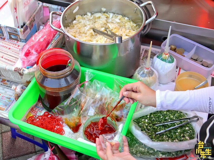 台南臭豆腐／無招牌無店名飄香近30年／一週只賣4天／下午才營業只賣3.5小時／限量供應賣完提早收／生意好到要發號碼牌／在地人從小吃到大／價格親民超佛心