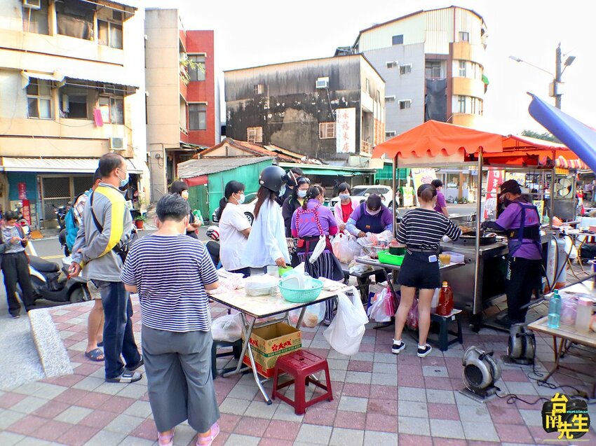 台南臭豆腐／無招牌無店名飄香近30年／一週只賣4天／下午才營業只賣3.5小時／限量供應賣完提早收／生意好到要發號碼牌／在地人從小吃到大／價格親民超佛心
