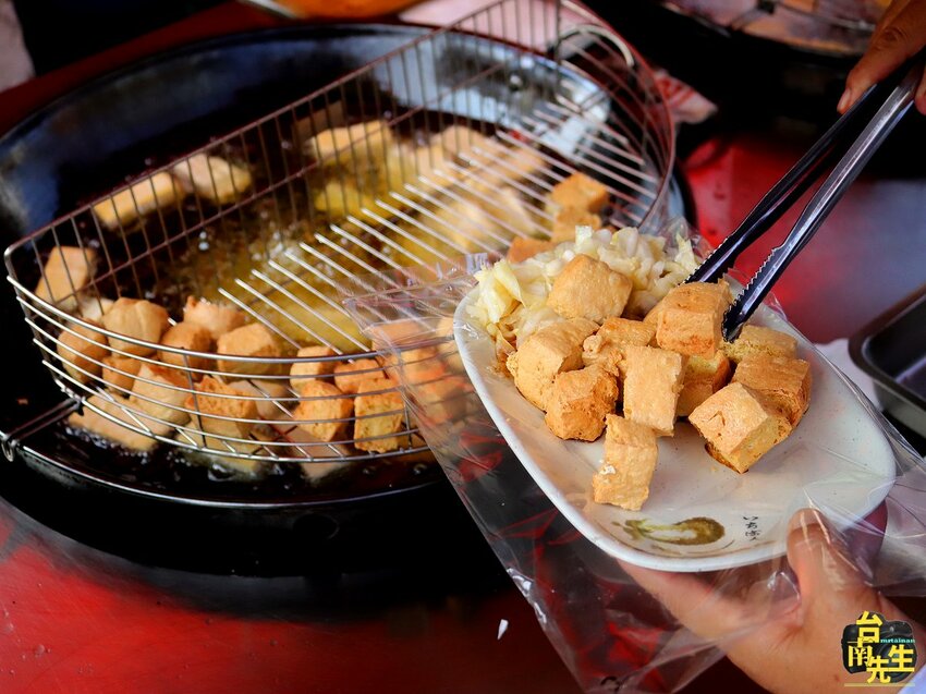 台南臭豆腐／無招牌無店名飄香近30年／一週只賣4天／下午才營業只賣3.5小時／限量供應賣完提早收／生意好到要發號碼牌／在地人從小吃到大／價格親民超佛心