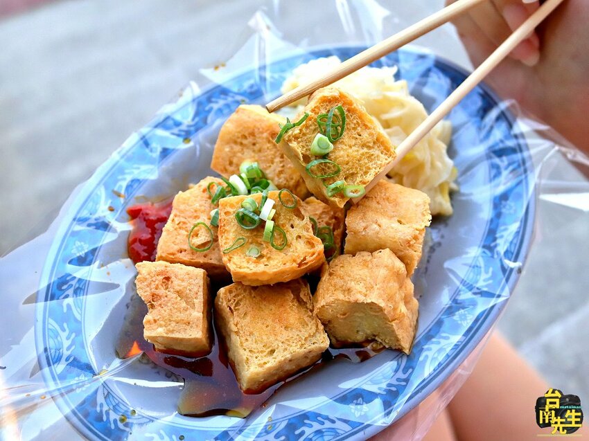 台南臭豆腐／無招牌無店名飄香近30年／一週只賣4天／下午才營業只賣3.5小時／限量供應賣完提早收／生意好到要發號碼牌／在地人從小吃到大／價格親民超佛心
