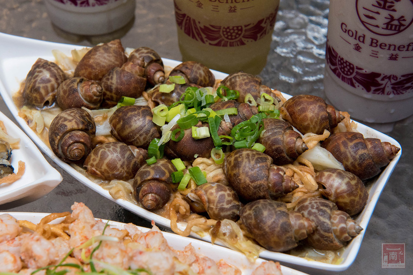 【臺南美食】不退流行的浮誇系美食|放好放滿的海鮮意麵|老闆對於新鮮度和品質要求|冰沙系列必喝~~金三益健康茶飲 - 南人幫