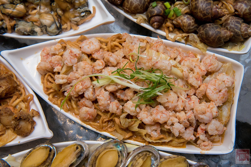 【臺南美食】不退流行的浮誇系美食|放好放滿的海鮮意麵|老闆對於新鮮度和品質要求|冰沙系列必喝~~金三益健康茶飲 - 南人幫