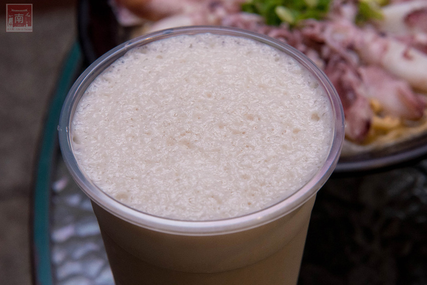 【臺南美食】不退流行的浮誇系美食|放好放滿的海鮮意麵|老闆對於新鮮度和品質要求|冰沙系列必喝~~金三益健康茶飲 - 南人幫