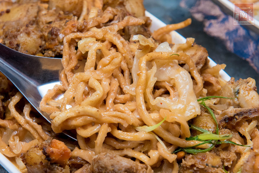 【臺南美食】不退流行的浮誇系美食|放好放滿的海鮮意麵|老闆對於新鮮度和品質要求|冰沙系列必喝~~金三益健康茶飲 - 南人幫